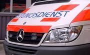 Der verletzte Fussgänger musste ins Spital überführt werden. (Bild: Archiv)