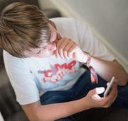 Die Opfer fallen auf falsche Profile minderjähriger Mädchen herein, die der Täter auf Facebook erstellt hat. (Symbolbild: Jane Williams/Alamy)
