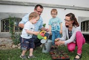 Familie Kollros beim Giessen der Setzlinge: Vater Severin und Mutter Claudia Kollros, Marlon im weissen T-Shirt und Elio. (Bild: Marion Wannemacher (Sarnen, 7. Mai 2018))