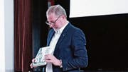 Direktor Thomas Dietziker stellt das neue Bilderbuch vor. (Bild: PD)