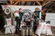 «Giz ais?», mit dieser Frage läuteten Marius Bettenmann, Stefan Amacker und Samuel Weishaupt (von links) jeweils die nächste Runde ein. Die Worte sind zur Marke geworden und prangen auf Planen, T-Shirts, Kappen und natürlich Bierflaschen. (Bild: Hanspeter Schiess)