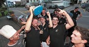 Die Oberwil Rebells – umrahmt vom Team des Restaurants Rigiblick – haben das Meistertitel-Dutzend vollgemacht. (Bild: Roger Zbinden (Oberwil, 5. Mai 2018))