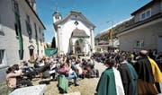 Die Talgemeinde findet traditionsgemäss vor der Kirche in Hospental statt. (Bild: Urs Hanhart (Hospental, 21. Mai 2017))