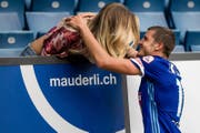 Pascal Schürpf wird von seiner Freundin Jennifer Bosshard beglückwünscht. (Bild: Archiv LZ (Philipp Schmidli, 12.08.2017, Luzern))
