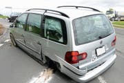Die Fahrerseite des Autos ist lädiert. (Bild: Luzerner Polizei (Gunzwil, 1. Mai 2018))