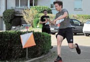 Beim Dorf-OL in Altdorf legten sich die Teilnehmer mächtig ins Zeug. (Bild: Urs Hanhart (25. April 2018))