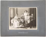 Familienbild um 1910 mit Jakob Müller (rechts), Frau Rosy (links) und den Kindern Edgar, Jakob, Rosy und Julie. (Bild: Privatsammlung Dr. Jacques Müller, Zumikon)