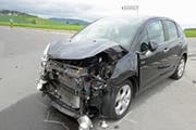 Bei diesem Auto ist die Front ramponiert. (Bild: Luzerner Polizei (Gunzwil, 1. Mai 2018))