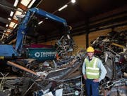 Bruno Meier ist stolz auf den neuen Bagger, der am neuen Standort Abfall sortiert. (Bild: Manuel Nagel)