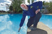 Badmeister David Strupler prüft die Wassertemperatur. (Bild: Sabrina Bächi)
