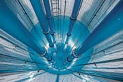 Oben: In diesem Brunnentank sammelt sich das Grundwasser. Von dort aus wird es hochgepumpt und über die Leitungen (unten rechts) in die Reservoire und Haushalte verteilt. Unten links: Das 1968 erbaute Pumpwerk Schiltwald. (Bilder: Pius Amrein (Emmen, 1. Mai 2018))