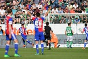 Basels Albian Ajeti, links, trifft zum 4-2 gegen St.Gallens Torhueter Dejan Stojanovic, beim Fussball Super-League Spiel zwischen dem FC St.Gallen und dem FC Basel. (Bild: Gian Ehrenzeller/Keystone)