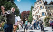 Alt Stadtrat Guido Leutenegger erklärt den Besuchern die Geschichte des Seeburgparks. (Bild: Reto Martin)