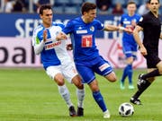 Trent Sainsbury (links) im Duell mit dem Luzerner Olivier Custodio (Bild: KEYSTONE/WALTER BIERI)