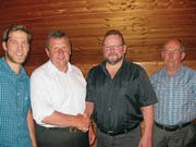 Uertegemeindeversammlung Ennetmoos Mai 18. Von links: Schreiber Sepp Filliger (neu), Vogt Peter von Büren (bisher), Vogt Thomas Barmettler (neu) und Schreiber Josef Filliger (bisher). Bild: Wendelin Waser