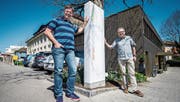 Schulleiter Rainer Nobs und Trägervereinspräsident Franz-Xaver Isenring vor der neuen Stele im Eingangsbereich. (Bild: Reto Martin)