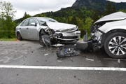 Die Schwägalpstrasse musste für drei Stunden gesperrt werden. Der Sachschaden an den Autos beträgt mehrere zehntausend Franken. (Bild: Kapo SG)