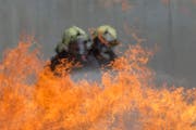 Nicht nur im Ernstfall, auch bei Übungen laufen Feuerwehrleute Gefahr, verletzt zu werden. (Bild: Keystone (Symbolbild))