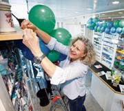 Die Inhaberin Simone Spillmann richtet die Apotheke feierlich her. (Bild: Stefan Kaiser (Zug, 8. Mai 2018))