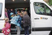 Schülerinnen und Schüler beim Einsteigen in den neuen Horwer Schulbus. (Bild: PD)