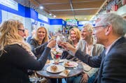 Anstossen in einer der Degustationshallen zur Eröffnung der Offa 2016. (Bild: Andrea Stalder - 12. April 2016)