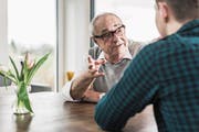 Portrait of senior man communicating with his grandson (Bild: Westend61 (Westend61))