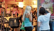 «Final Sale» bis 20 Uhr: Ein liberaleres Gesetz zu den Ladenöffnungszeiten soll den Geschäften in der Innenstadt mehr Kundinnen und Kunden und mehr Umsatz bringen. (Bild: Hanspeter Schiess)