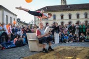 Kate & Pasi am "Aufgetischt" 2017 bei der Zeitschriftenlektüre. (Bild: Ralph Ribi - 13. Mai 2017)