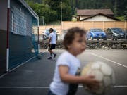 Die Anzahl Asylgesuche ist im April weiter zurückgegangen. (Bild: KEYSTONE/GIAN EHRENZELLER)