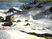 Auf Facebook kursieren derzeit Webcam-Bilder von der Frutt, auf denen sich ein Bär anscheinend über längere Zeit in der Nähe des Hotel Frutt Family Lodge aufhält. (Bild: Screenshot Webcam Melchi/Melchsee-Frutt)
