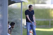 Trainer Roland Widmer beweist, dass er trotz der Nichtverlängerung seines Vertrags alles aus dem Team holen kann. (Bild: Maria Schmid (Zug, 27. Mai 2017))