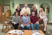 Die Conners (mit Roseanne Barr, vorne Zweite von links, dahinter John Goodman) sollen die US-Arbeiterfamilie repräsentieren. (Bild: ABC)
