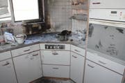 Ein Brand brach in einer Küche in Helfenschwil aus: Ein Tuch fing auf der Herdplatte Feuer. (Bild: Kapo SG)