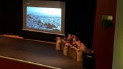 Martialische Inszenierung: Türkischstämmige Schüler spielen in der Mehrzweckhalle Uttwil die Schlacht von Gallipoli nach. (Bild: "Sonntags-Blick")