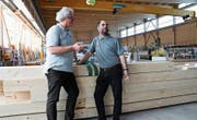 Urs Krattiger und David Stadelmann in der Werkhalle der Firma Krattiger, die auch zu besichtigen sein wird. (Bild: Rita Kohn)