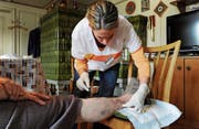 Mit einer ausgebauten ambulanten Betreuung sollen Betagte länger in den eigenen vier Wänden wohnen bleiben können. (Bild: Nana do Carmo)