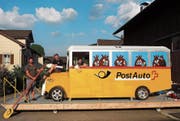 Wollen ihr Postauto übers Wasser gleiten lassen, von links: Reto Wild, Thomas Fraefel und Céline Mösli. (Bild: Angelina Donati)
