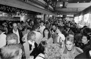 Ein Bild für alle Nostalgiker: Gedränge während der Olma in der legendären und berüchtigten Halle 7. Sie brannte in der Nacht auf den 23. Oktober 2000 bis auf die Grundmauern nieder. Die Halle 7 war 1953 als Provisorium gebaut worden. Sie war im Volksmund auch als "Fress- und Saufhalle" bekannt. (Bild: Michel Canonica - 16. Oktober 1997)