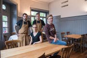 Sie übernehmen im «Maihöfli» das Ruder (von links): Die neuen Pächter Oscar de Matos mit seiner Partnerin Nadine Baumgartner (sitzend), Koch Ueli Fankhauser und Kellner Louis Sigg. (Bild: Dominik Wunderli (Luzern, 3. Mai 2018))