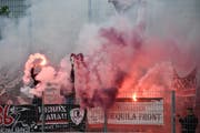 Vor dem Spielstart, Aarau Fans mit Petarden. (Bild: Manuela Matt)