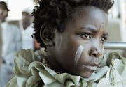 Margaret Mulubwa spielt die als Hexe gebrandmarkte Shula mit grosser, stiller Ausdruckskraft. (Bild: Outside the Box)