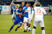 Luzerns Francisco Rodriguez (links) gegen GCs Captain Trent Sainsbury (Mitte). (Bild: Philipp Schmidli (Luzern, 13. Mai 2018))