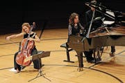 Ehrte mit anderen Schülern ihren Lehrer Ivan Monighetti: Cellistin Sol Gabetta. (Bild: Philipp Schmidli (14. Januar 2017))