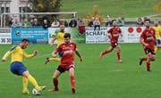 Kristian Nushi, hier am Ball gegen Bazenheids Christoph Gebert, ist Eckpfeiler im Team des FC Uzwil. (Bild: Beat Lanzendorfer)
