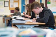 Kanton und Gemeinden feilschen um die Höhe der Beiträge an die Volksschule. (Symbolbild: Boris Bürgisser)