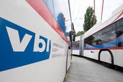 Zwei VBL-Busse am Bahnhof. | Bild: Urs Flüeler / Keystone (Luzern, 14. Mai 2018)