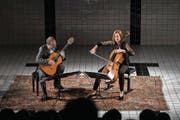 Trotz grosser Klangunterschiede harmonisch: Pablo Márquez (Gitarre) und Anja Lechner (Cello) im Neubad. (Bild: Manuela Jans-Koch (10. Mai 2018))