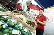 Suna Trüb-Coban vom Ecem Market in Zug verkauft türkische Lebensmittel. (Bild: Stefan Kaiser (Zug, 9. Mai 2018))