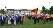Gesamtchor: MG Nesslau-Neu St. Johann mit Ehrendamen (links) und die jubilierende Blechharmonie Kirchberg (rechts). (Bild: Peter Jenni)