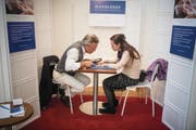 Eine Besucherin der Esoterikmesse «Lebenskraft» lässt sich die Hand lesen: Gestalt, Textur und Linien zeigen angeblich individuelle Anlagen und Potenziale eines Menschen. (Bild: Benjamin Manser (Zürich, 3. Mai 2018))